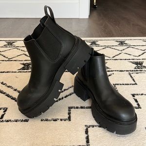 Lug soul boots